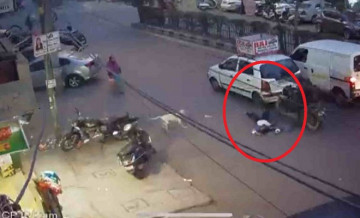 Delhi: पहले मोबाइल छीना और फिर महिला को 150 मीटर तक बाइक पर घसीटा...CCTV में कैद हुई घटना
