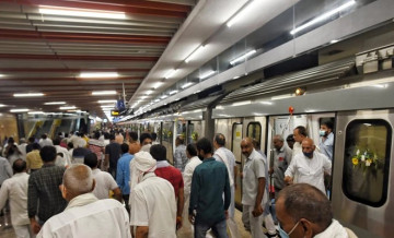 दिल्ली मेट्रो में सरेआम छेड़खानी: चलती ट्रेन में गलत हरकत कर रहा था शख्स, युवती ने की शिकायत तो...