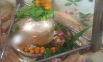egg placed on shivling, koteshwar mahadev temple, 