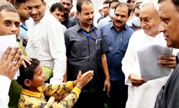 Nitish Kumar के सामने 'शिक्षा-शराबबंदी की पोल' खोलने वाला 11 साल के सोनू की मदद के लिए आगे आईं ये एक्ट्रेस!