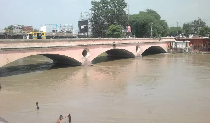 Ganga canal vs Ghaziabad-Noida