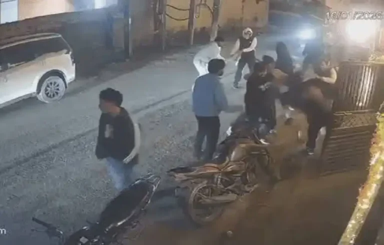 Dehradun Cafe Student Attack: सेलाकुई में फिर हिंसा! कैफे से घसीटकर छात्र को पीटा, तलवार से हमले का आरोप Dehradun Cafe Student Attack