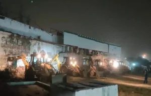 Faiz-e-Elahi Masjid Demolition Drive: दिल्ली में मिडनाइट बुलडोजर ड्रामा! फैज-ए-इलाही मस्जिद के पास अतिक्रमण हटाने पर हिंसक झड़पें Faiz-e-Elahi Masjid Demolition Drive