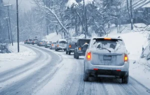 Snow driving safety tips: बर्फ में ड्राइविंग कितनी सुरक्षित? जानें सेफ्टी टिप्स और इंश्योरेंस क्लेम के पूरे नियम Snow driving safety tips