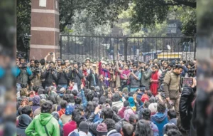JNU Violence News: रात 1:30 बजे बेकाबू हुए JNU के हालात, बाथरूम तक घुसा हिंसक झगड़ा JNU Violence News
