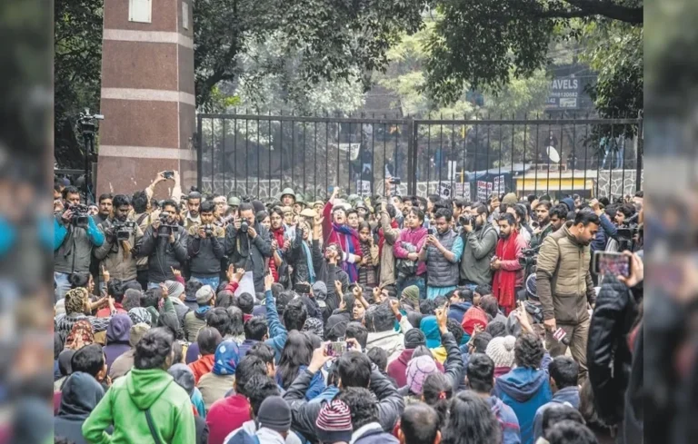 JNU Violence News: रात 1:30 बजे बेकाबू हुए JNU के हालात, बाथरूम तक घुसा हिंसक झगड़ा JNU Violence News