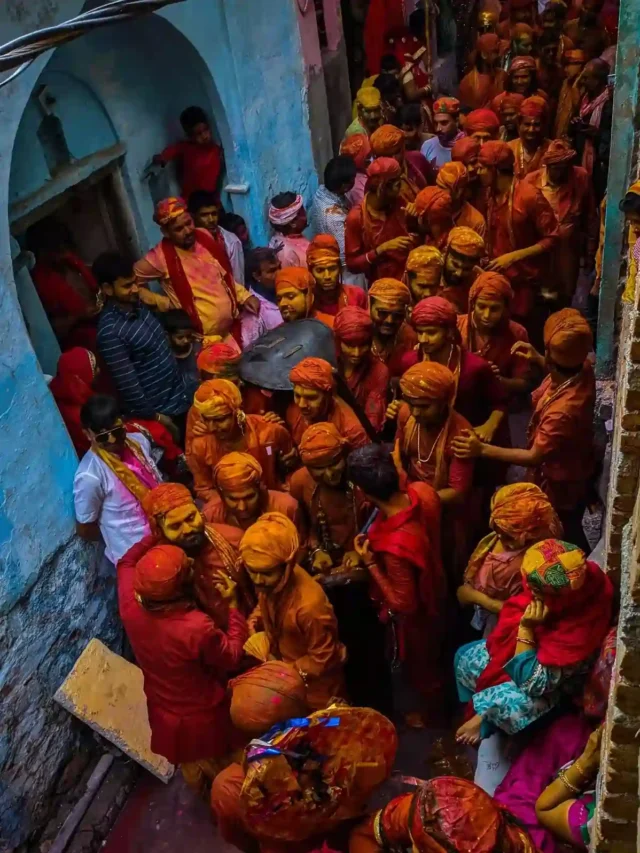 ब्रज की होली: जहाँ पत्थर भी रंग जाते हैं और अजनबी भी अपने हो जाते हैं।