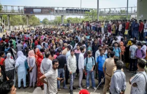 साजिश या मजबूरी? आखिर क्यों बेकाबू हुए हजारों मजदूर, 12 घंटे की ड्यूटी और सैलरी का वो सच जो आपको चौंका देगा! | Noida Protest Noida Protest, Noida Protest