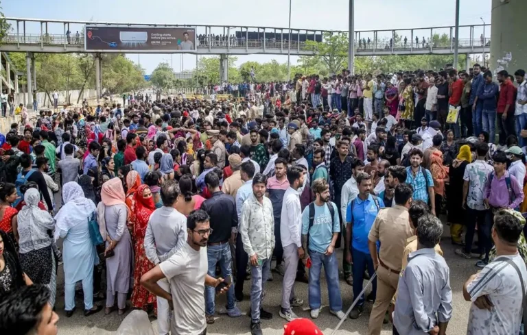 साजिश या मजबूरी? आखिर क्यों बेकाबू हुए हजारों मजदूर, 12 घंटे की ड्यूटी और सैलरी का वो सच जो आपको चौंका देगा! | Noida Protest Noida Protest, Noida Protest