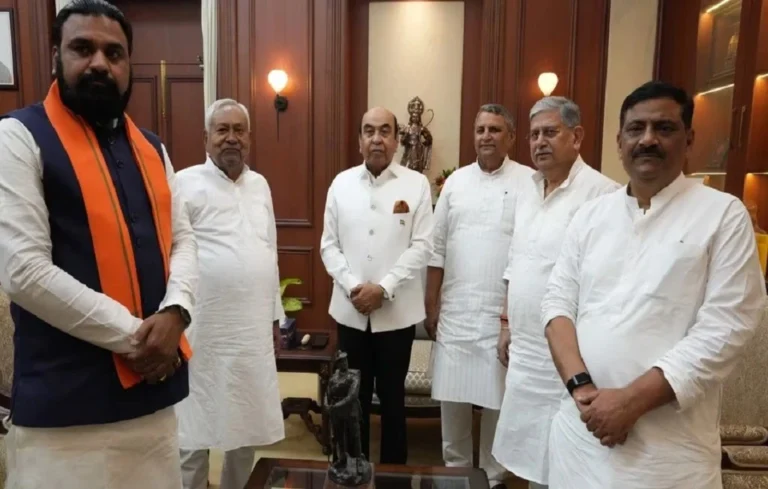 बिहार में सत्ता का बड़ा खेल पलटा सम्राट चौधरी बने नए CM — नीतीश ने खुद पहनाई माला | Bihar CM News Bihar CM News