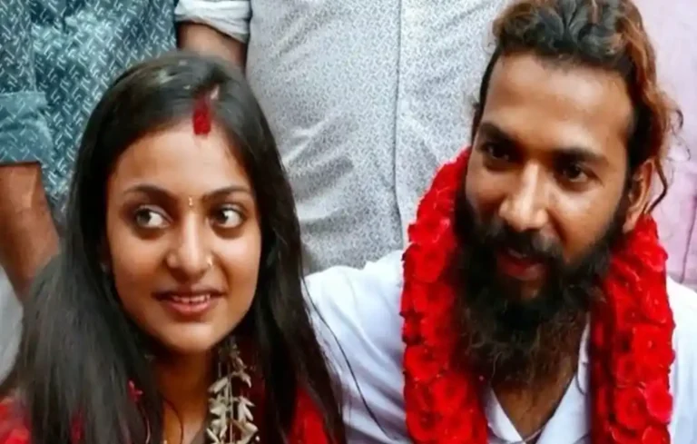 नाबालिग निकली महाकुंभ वायरल गर्ल! फर्जी बर्थ सर्टिफिकेट से की थी शादी | Viral Girl Monalisa case Viral Girl Monalisa case