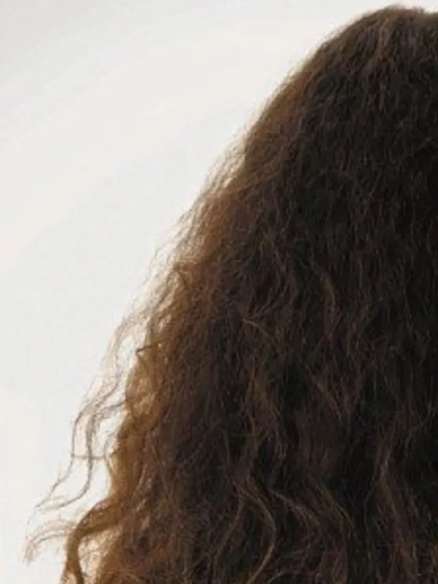 रुखे और बेजान बालों में आएगी नई चमक, बस बदलें अपनी ये एक आदत