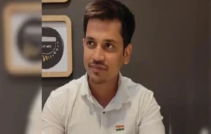 कभी सड़क किनारे किताबें बेचता था ये लड़का आज है 22 शेल्टर होम का सहारा| Tarun Mishra Biography Tarun Mishra Biography