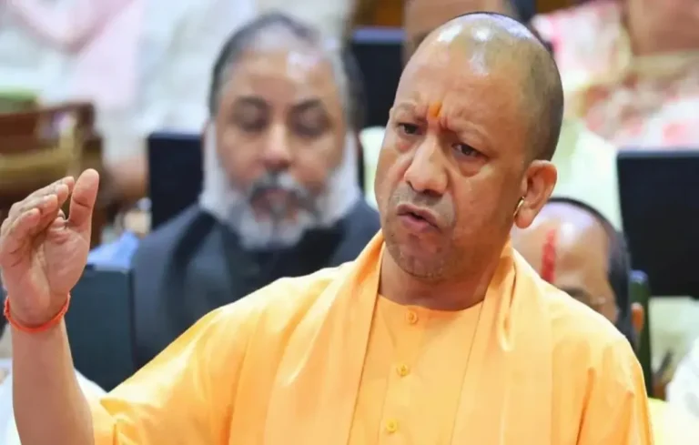 यूपी में 9 घंटे बिजली कटौती पर सड़कों पर उतरे लोग, CM योगी ने बुलाई इमरजेंसी बैठक| UP Power Crisis CM Yogi Adityanath