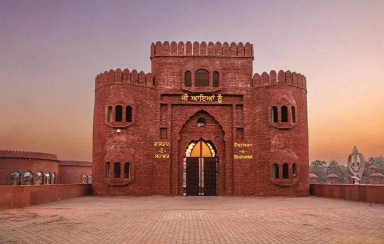 सिख इतिहास का वो सच, जिसे देख रोंगटे खड़े हो जाएंगे! खुला Saka Chamkaur theme park Saka Chamkaur theme park, Punjab History