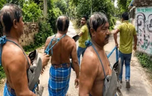 बाल काटे और पहनाई चप्पलों की माला…ममता के कमजोर पड़ते ही TMC नेताओं पर फूटा जनता का गुस्सा? Howrah TMC Leader Attack Howrah TMC Leader Attack