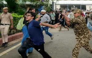 लाठीचार्ज से भी नहीं डरे छात्र! आधी रात को Jantar Mantar पर फिर खोला मोर्चा, वायरल वीडियो ने खोली पोल? | NEET Protest Jantar Mantar NEET Protest,