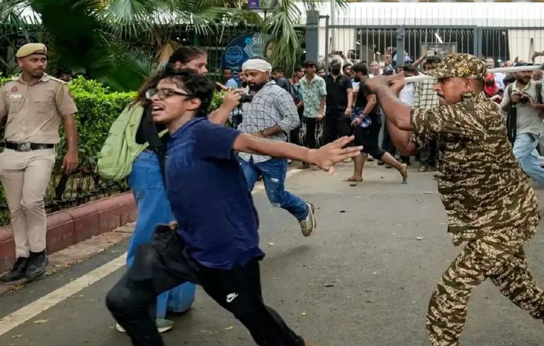 लाठीचार्ज से भी नहीं डरे छात्र! आधी रात को Jantar Mantar पर फिर खोला मोर्चा, वायरल वीडियो ने खोली पोल? | NEET Protest Jantar Mantar NEET Protest,