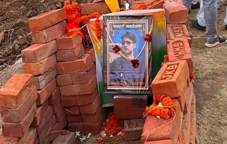 जहां गिरे थे भरत तिवारी, वहां की मिट्टी माथे पर लगा रहे लोग… फिर स्मारक निर्माण पर क्यों लगी रोक? Bharat Tiwari Memorial Controversy Bharat Tiwari Memorial Controversy
