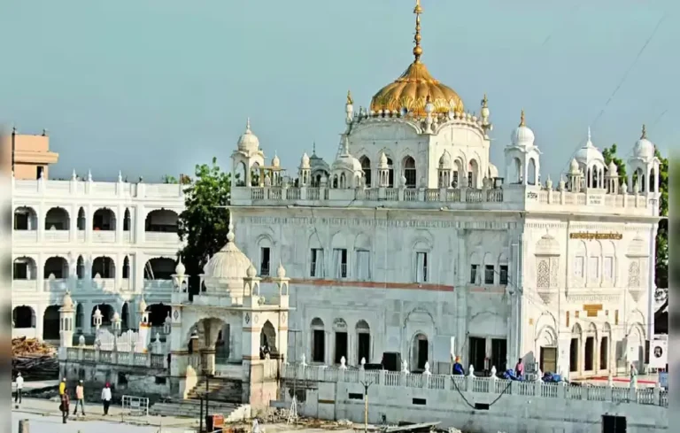 हजूर साहिब गुरुद्वारा प्रबंधन में बड़ा फेरबदल! जानिए फड़नवीस सरकार के फैसले पर क्यों मचा है घमासान – Hazur Sahib act 1956 Hazur Sahib act 1956