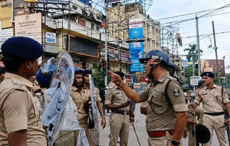 पीछे हटे तो नौकरी करने लायक नहीं छोड़ूंगा… छात्रों के प्रदर्शन के बीच IPS अफसर का VIDEO वायरल| Patna student protest Patna student protest
