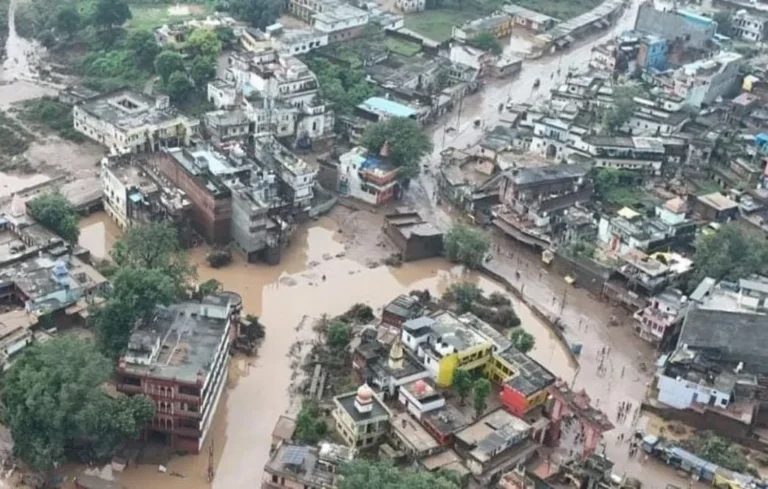 यूपी में बाढ़ का विकराल रूप! प्रयागराज से वाराणसी तक गंगा-यमुना उफान पर, गाजीपुर में ड्रोन से बचीं 2000 जिंदगियां| Mandakini river flood Chitrakoot Mandakini river flood Chitrakoot