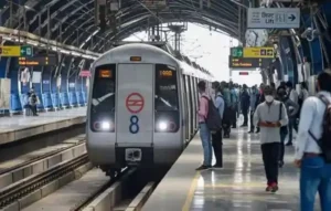 दिल्ली मेट्रो में बुजुर्ग मां के लिए सीट मांगना पड़ा भारी: मारपीट में बेटे की मौत, पूर्व IAS और वकील बेटा गिरफ्तार| Delhi metro passenger death Delhi metro passenger death