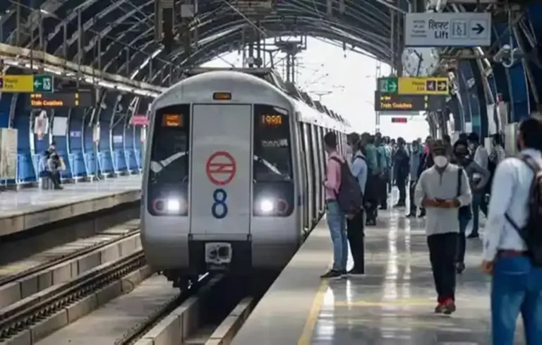 दिल्ली मेट्रो में बुजुर्ग मां के लिए सीट मांगना पड़ा भारी: मारपीट में बेटे की मौत, पूर्व IAS और वकील बेटा गिरफ्तार| Delhi metro passenger death Delhi metro passenger death