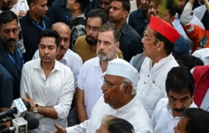 लाठीचार्ज के विरोध में सुप्रीम कोर्ट तक INDIA ब्लॉक का पैदल मार्च: CJI ने मिलने से किया इनकार| Rahul Gandhi SIR protest Rahul Gandhi SIR protest